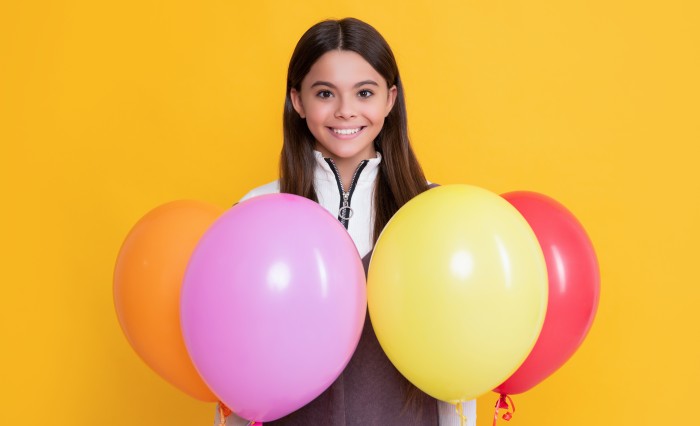 Jak stylowo świętować w domu dzięki trendowi łuków balonowych